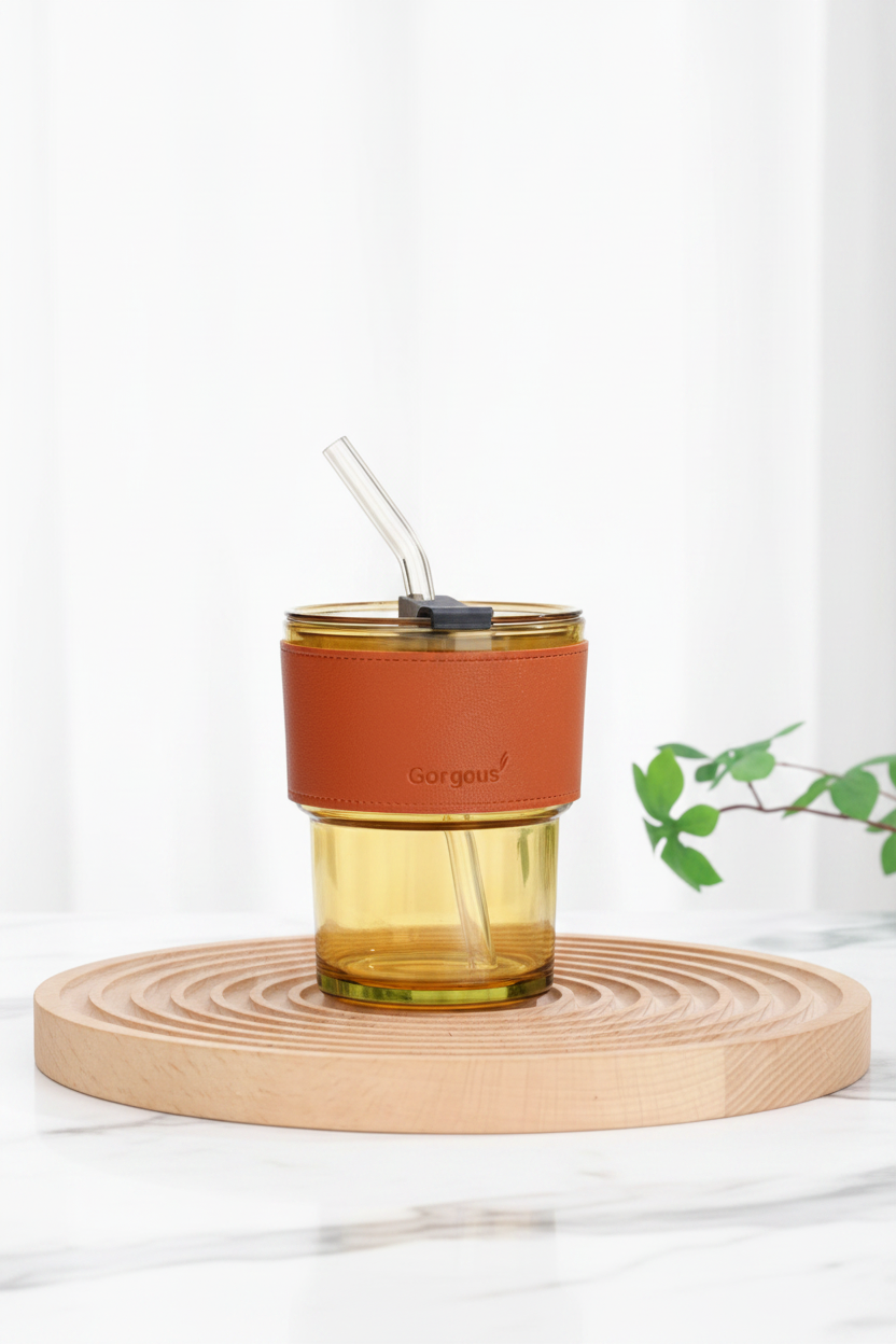 Glas-Trinkflasche mit Strohhalm