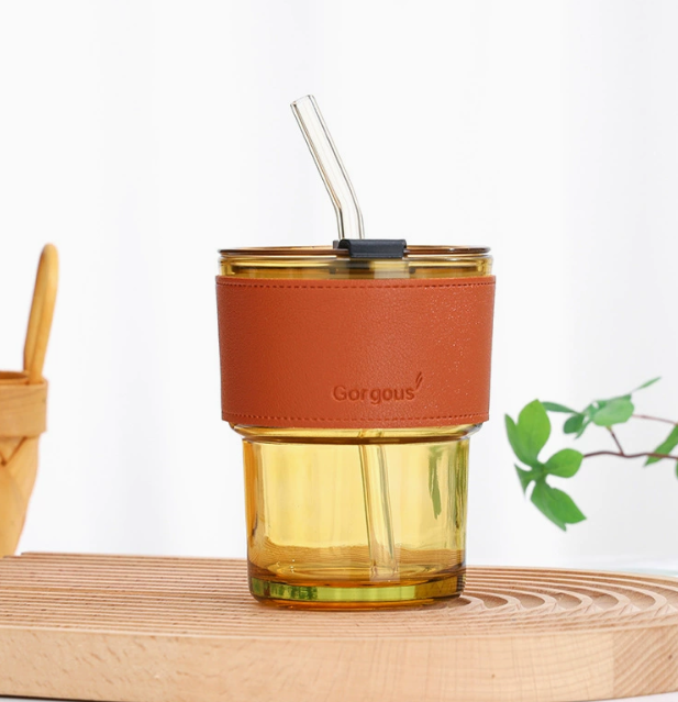 Glas-Trinkflasche mit Strohhalm